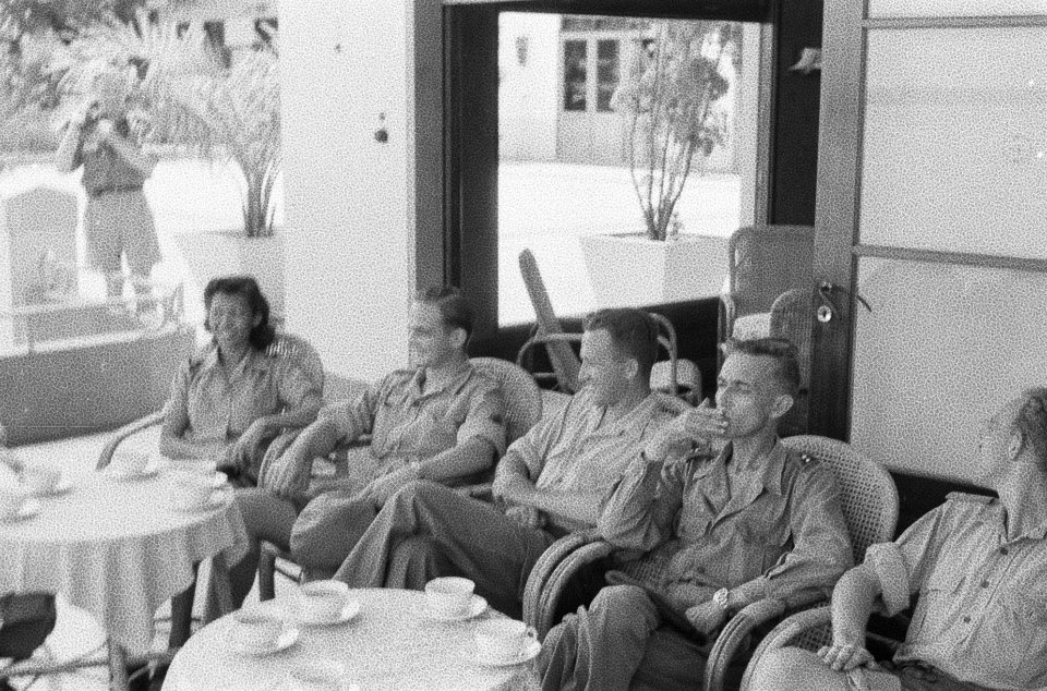 Militairen en een vrouwelijke militair zitten op een terras, Bestanddeelnr 382-4-2