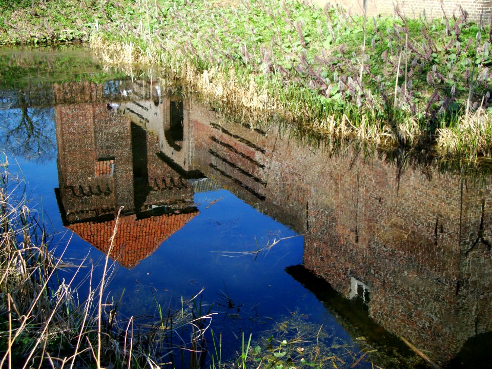 Mill Rijksmonument 8859 Kasteel Tongelaar gereflecteerd in slotgracht