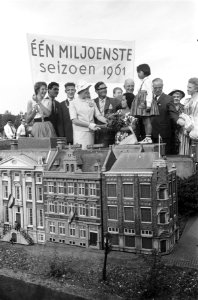 Miljoenste bezoeker op Madurodam. Mevrouw Glastra van Loon en mevrouw Scharijn, Bestanddeelnr 912-9577