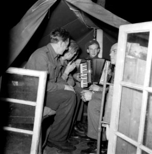 Militairen bij accordeonmuziek, Bestanddeelnr 255-9397