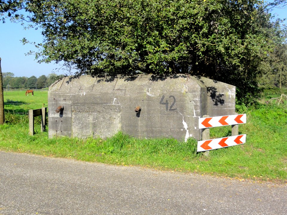 Mill Rijksmonument 525599 B-Kazemat 42 ca 50 m van Defensiekanaal