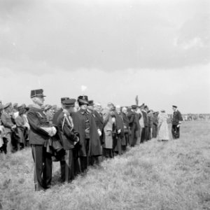 Militairen en burgers worden aan koningin Wilhelmina voorgesteld tijdens de cere, Bestanddeelnr 255-7701