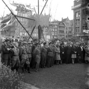 Militairen en burgers bij het tijdelijke herdenkingsmonument op de Dam, Bestanddeelnr 900-4633