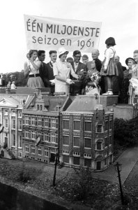 Miljoenste bezoeker op Madurodam. Mevrouw Glastra van Loon en mevrouw Scharijn, Bestanddeelnr 912-9576