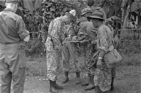 Militairen bestuderen een kaart, Bestanddeelnr 129-2-1