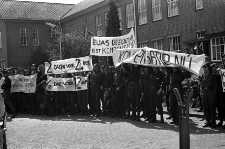 Militairen demonstreren in Elias Beekman Kazerne in Ede demonstranten op binnenterrein kazerne, Bestanddeelnr 927-1464