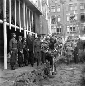 Militairen bezoeken tijdelijke herdenkingsplaats, Bestanddeelnr 900-4632