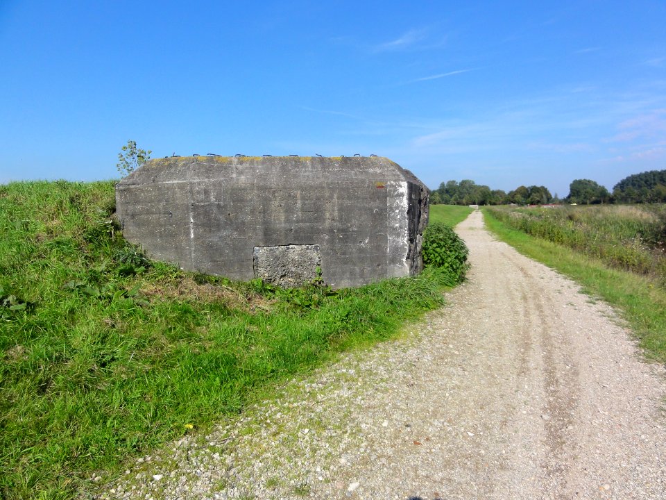 Mill Rijksmonument 525575 S-Kazemat 542 langs Defensiekanaal tegen aarden wal