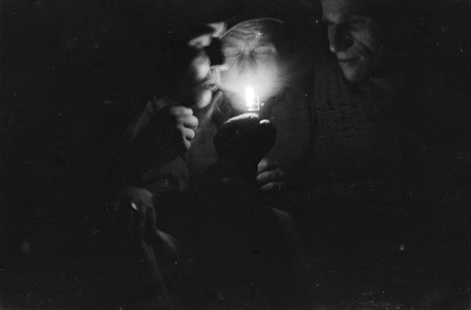 Militairen blazen 's nachtes een gaslamp aan, Bestanddeelnr 39-1-2