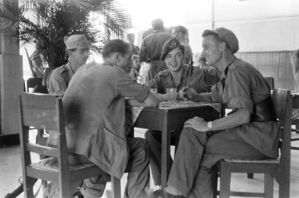 Militairen die zich ontspannen in een kantine, Bestanddeelnr 371