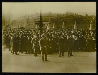 Militairen en burgers, bijeen op de Schlossplatz bij de Lustgarten te Berlijn, Bestanddeelnr 158-0338