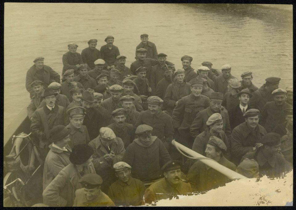 Militairen en burgers op een boot., Bestanddeelnr 158-1471
