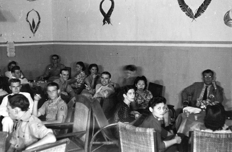 Militairen en dames die zich ontspannen in een kantine, Bestanddeelnr 388