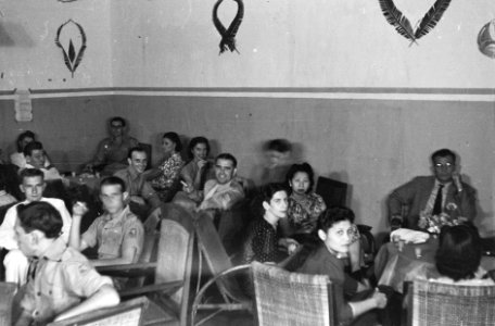 Militairen en dames die zich ontspannen in een kantine, Bestanddeelnr 388