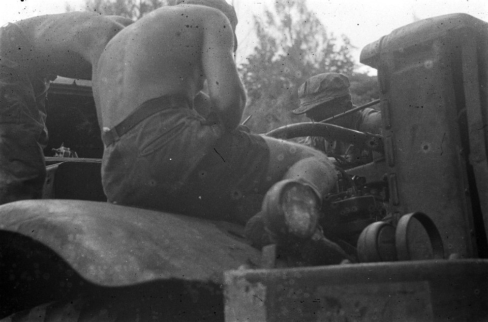 Militairen bezig met motoronderhoud van een legertruck, Bestanddeelnr 455-2-4