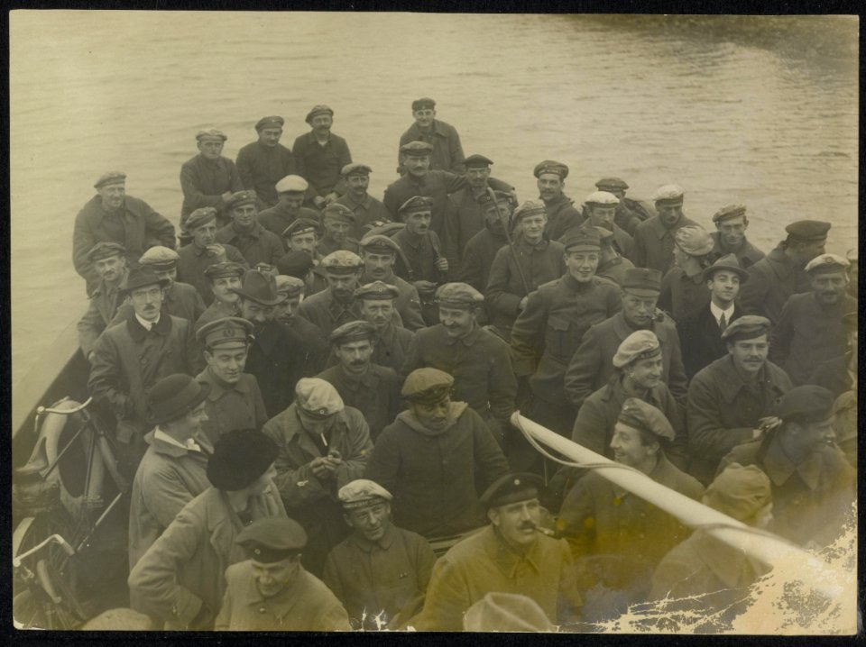 Militairen en burgers op een boot., Bestanddeelnr 158-1470