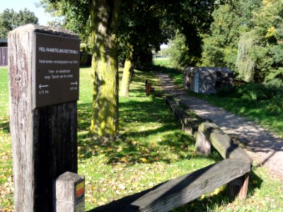 Mill Rijksmonument 525572 S-Kazemat 538 langs Defensiekanaal en fiets- en wandelroutebord