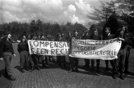 Militairen demonstreren in Elias Beekman Kazerne in Ede demonstranten voor de ka, Bestanddeelnr 927-1466