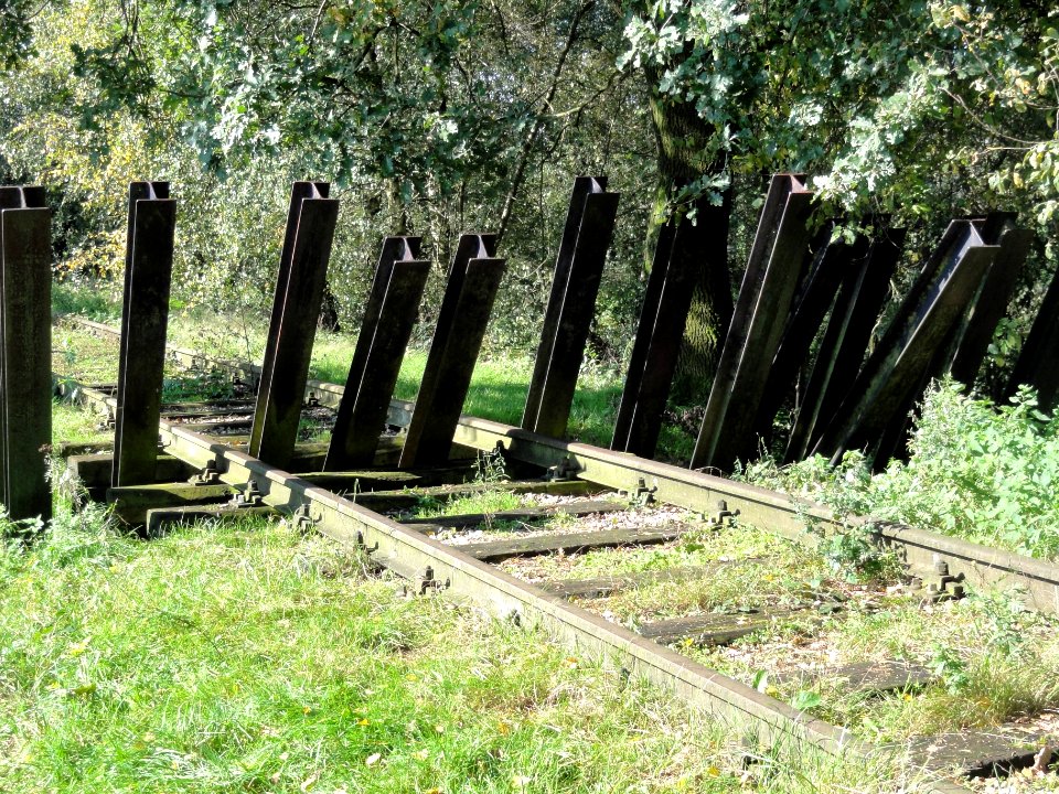 Mill Rijksmonument 509273 aspergeversperring op spoordijk oost van Defensiekanaal