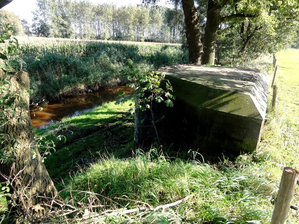 Mill Rijksmonument 525579 S-Kazemat 547 langs Defensiekanaal in aarden wal