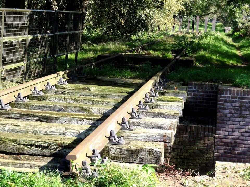 Mill Rijksmonument 509267 Defensiekanaal, spoorbrug en aspergeversperring