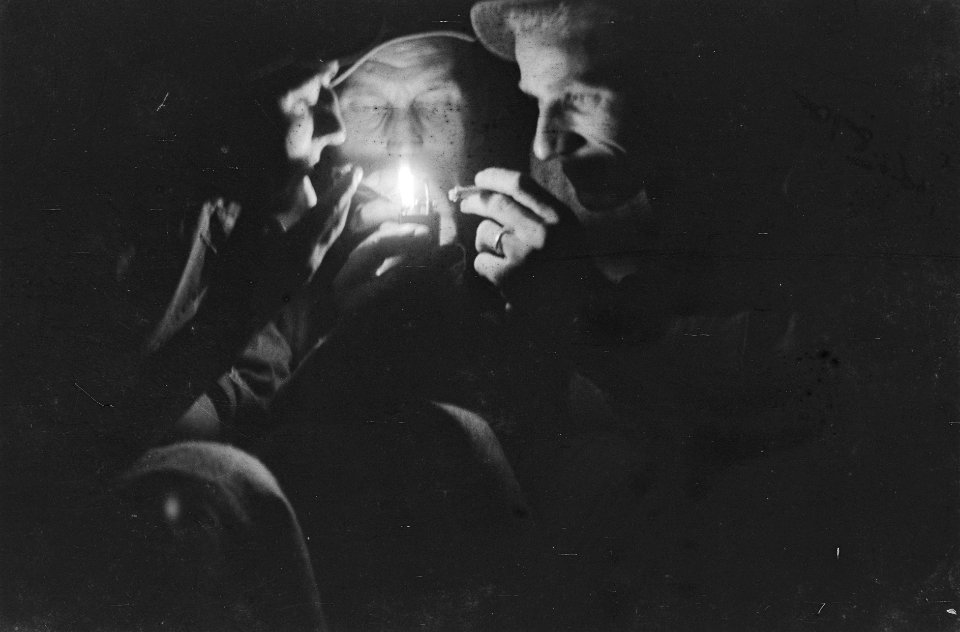 Militairen blazen 's nachtes een gaslamp aan, Bestanddeelnr 39-1-4