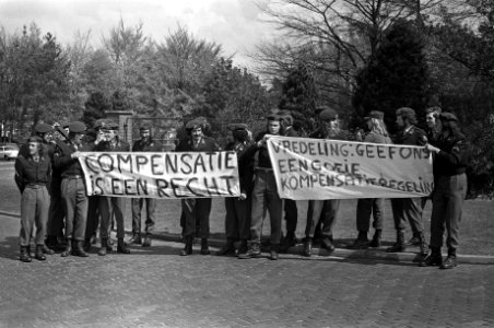 Militairen demonstreren in Elias Beekman Kazerne in Ede demonstranten voor de ka, Bestanddeelnr 927-1465
