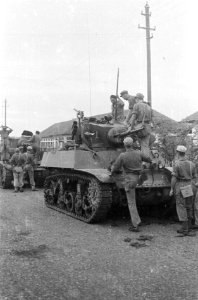 Militairen bestijgen een Stuart tank, Bestanddeelnr 4411