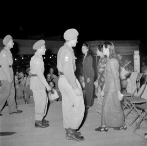 Militairen dansen met Chinese vrouwen in het Jubileepark in Ipoh, Bestanddeelnr 255-8205