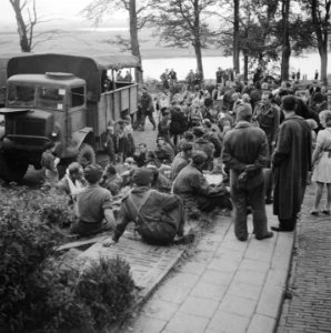 Militairen die figureren in de film zitten bij de oever van de Rijn. Kinderen ki, Bestanddeelnr 900-6664