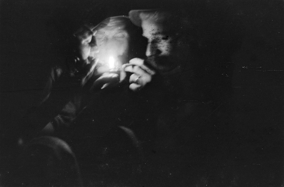 Militairen blazen 's nachtes een gaslamp aan, Bestanddeelnr 39-1-3