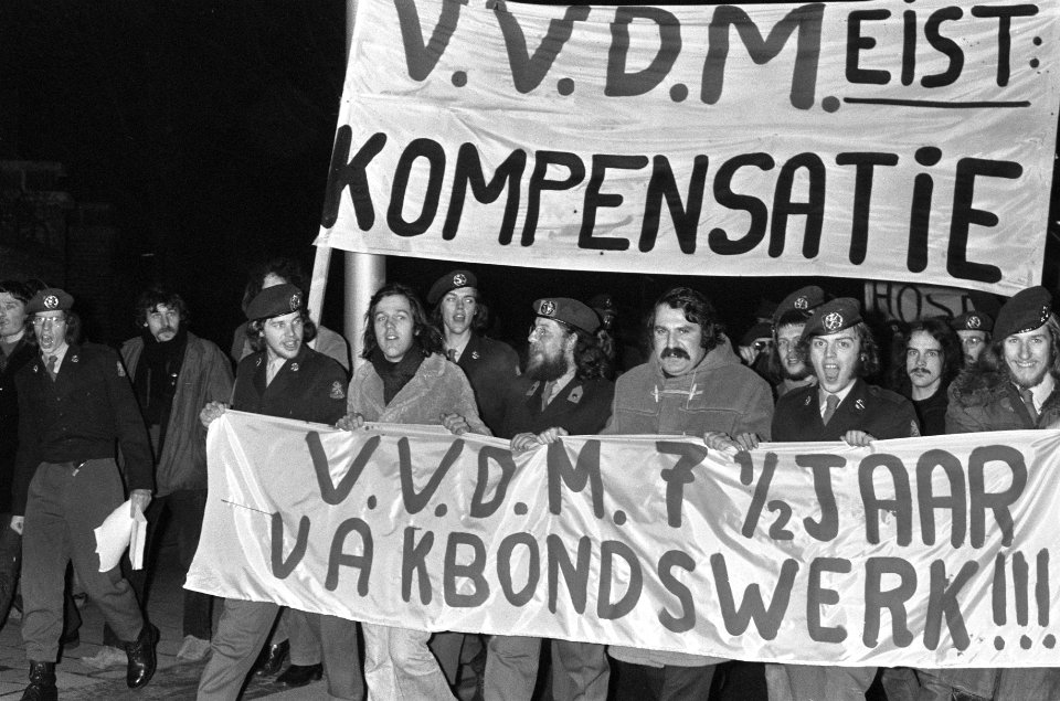 Militairen demonstreren voor compensatie en hogere wedde (demonstratie door VVDM, Bestanddeelnr 927-0037
