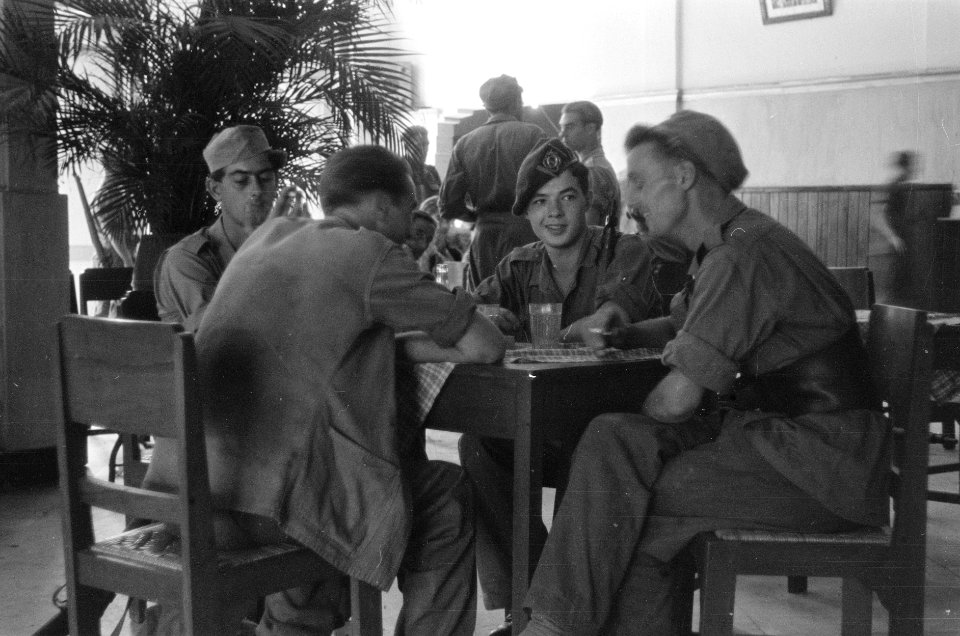 Militairen die zich ontspannen in een kantine, Bestanddeelnr 372