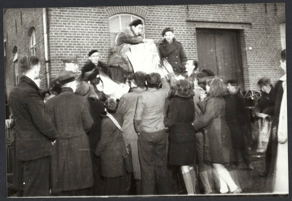 Militairen delen voedsel uit aan de bevolking, direct na de bevrijding (Zuid-Ned, Bestanddeelnr 32012 074