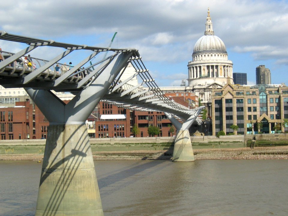 Millennium-Bridge-St-Pauls-20040918-008