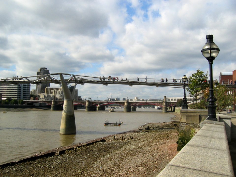 Millennium-Bridge-20040918-017