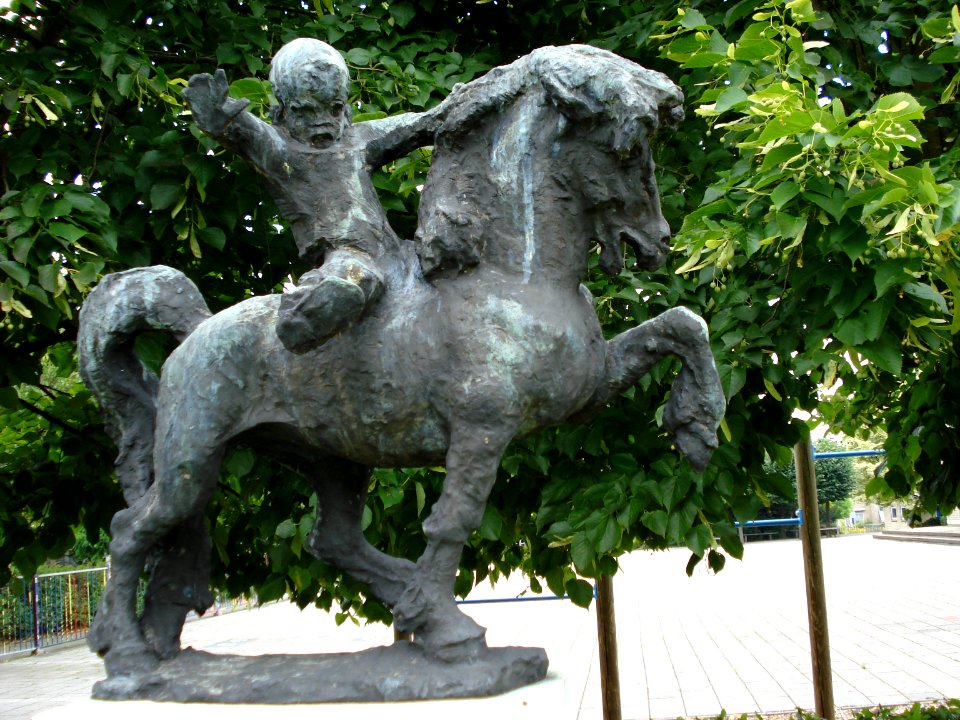 Mill, statuette devant l'école