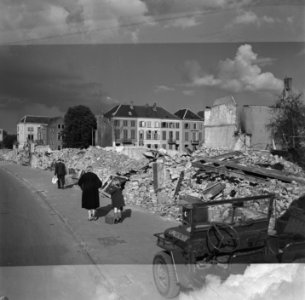 Militaire jeep met daarvoor terugkerende evacuées, Bestanddeelnr 900-4386
