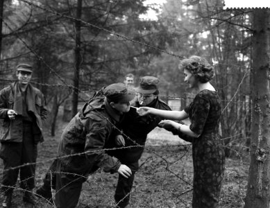 Militaire oefeing Loop door , krijgsgevangenen krijgen clandestien vuur en sig, Bestanddeelnr 912-1249