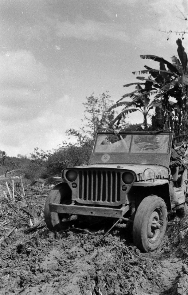 Militaire jeep rijdt over modderig pad, Bestanddeelnr 368-6-9