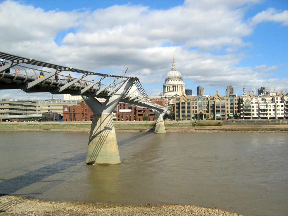 Millennium-Bridge-St-Pauls-20040918-007