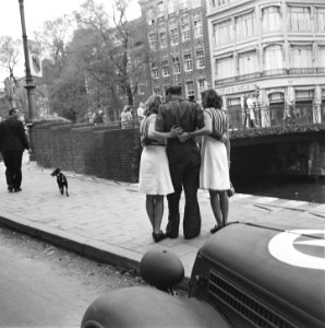 Militair met twee meisjes, gefotografeerd van achteren, Bestanddeelnr 900-4598