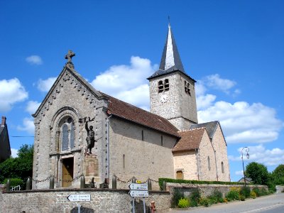 Millay (Nièvre, Fr), église et monument aux morts