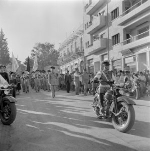 Militair muziekkorps voorafgegaan door een motorrijder tijdens de militaire para, Bestanddeelnr 255-0987