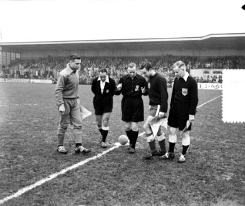 Militair voetbal Nederland tegen Portugal, de toss, Bestanddeelnr 906-9646
