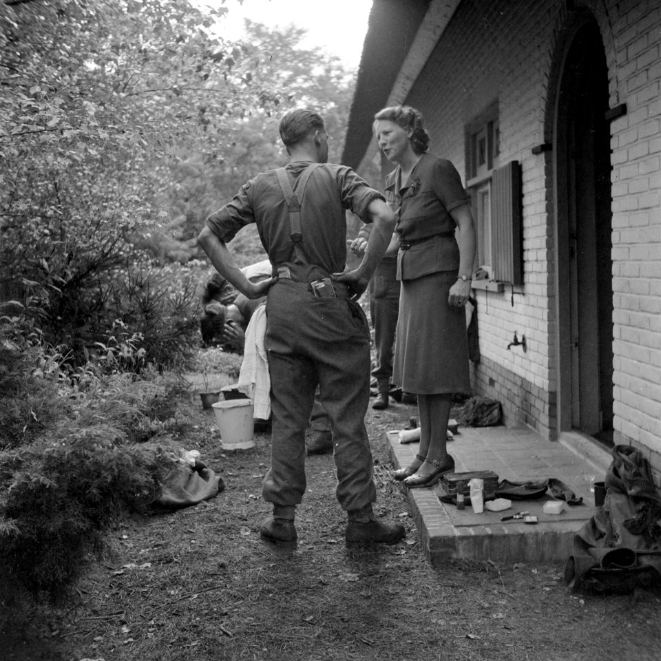 Militair van de Irish Guards in gesprek met inwoonster van Aalst, met op de acht, Bestanddeelnr 255-9032