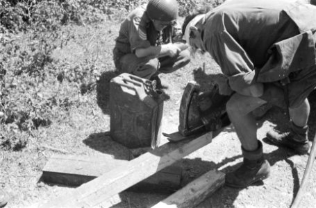 Militair met cirkelzaag en een jerrycan, met verband om zijn hoofd, gadeslagen , Bestanddeelnr 512-6-6