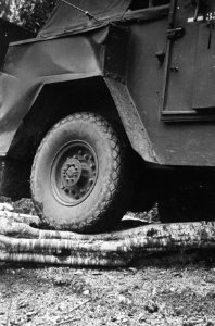 Militaire hulp bij het verleggen van boomstammen, Bestanddeelnr 1564-3-4