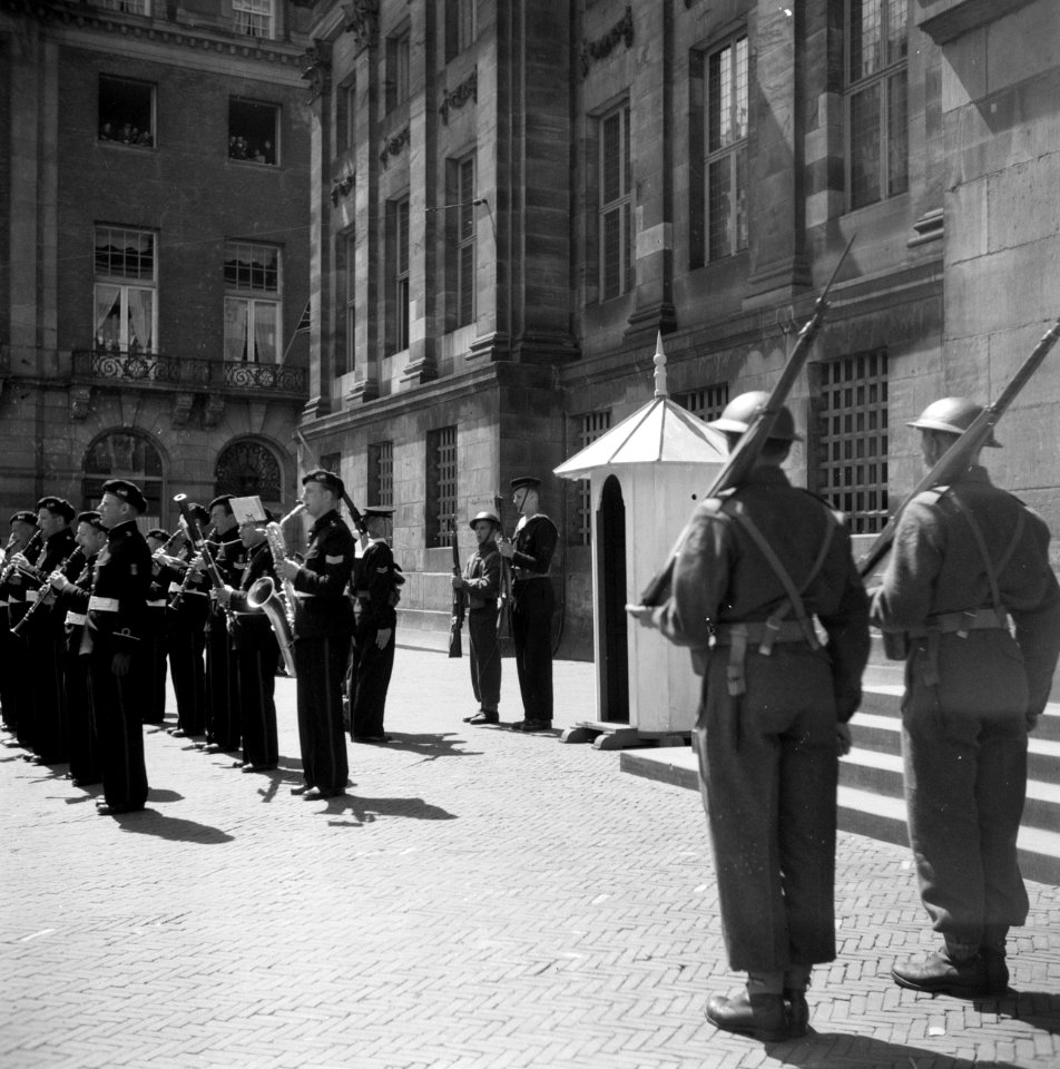 Militair muziekkorps en wacht voor het Koninklijk Paleis, Bestanddeelnr 255-9157