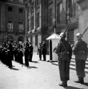 Militair muziekkorps en wacht voor het Koninklijk Paleis, Bestanddeelnr 255-9157